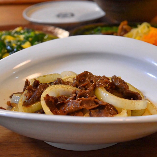 Only 10 minutes! Stir-fried beef and onion with oyster sauce